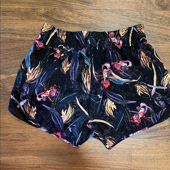 lululemon athletica Hotty Hot HR 4”Multicolor Athletic Shorts bundle size 8 - Picture 9 of 10